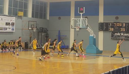&Alpha;1&rsquo; &Epsilon;&Kappa;&Alpha;&Sigma;&Kappa;&Epsilon;&Nu;&Omicron;&Pi;: &laquo;&Rho;&omicron;&zeta; &phi;ύ&lambda;&lambda;&alpha;&raquo; &gamma;&iota;&alpha; &Alpha;&Pi;&Omicron;&Epsilon;&Lambda; &kappa;&alpha;&iota; &Sigma;&pi;&alpha;&rho;&tau;&iota;&alpha;&tau;&iota;&kappa;ό,  έ&chi;&alpha;&sigma;&alpha;&nu; &Alpha;&theta;&lambda;έ&omega;&nu; &kappa;&alpha;&iota; &Alpha;&sigma;&tau;έ&rho;&alpha;&sigmaf;