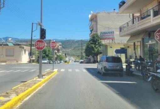 Ένα «φανταστικό» φανάρι… αναλαμπή στον κόμβο του ΚΤΕΛ