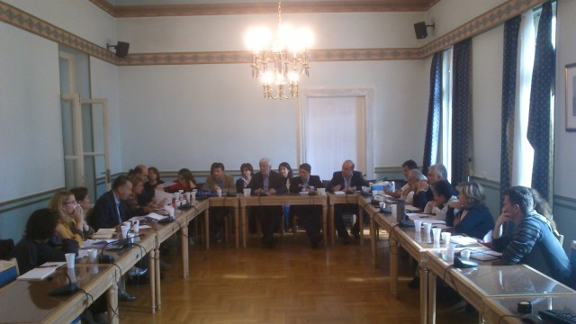 &Zeta;&eta;&tau;&omicron;ύ&mu;&epsilon;&nu;&omicron; &eta; &pi;&epsilon;&rho;&iota;&phi;&epsilon;&rho;&epsilon;&iota;&omicron;&pi;&omicron;ί&eta;&sigma;&eta; &sigma;&tau;&eta;&nu; &pi;&omicron;&lambda;&iota;&tau;&iota;&sigma;&tau;&iota;&kappa;ή &delta;&iota;&alpha;&chi;&epsilon;ί&rho;&iota;&sigma;&eta;