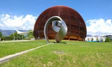 &Alpha;&pi;ό &tau;&alpha; &sigma;&chi;&omicron;&lambda;&epsilon;ί&alpha; &tau;&eta;&sigmaf; &Lambda;&alpha;&kappa;&omega;&nu;ί&alpha;&sigmaf; &sigma;&tau;&alpha; ά&delta;&upsilon;&tau;&alpha; &tau;&omicron;&upsilon; CERN