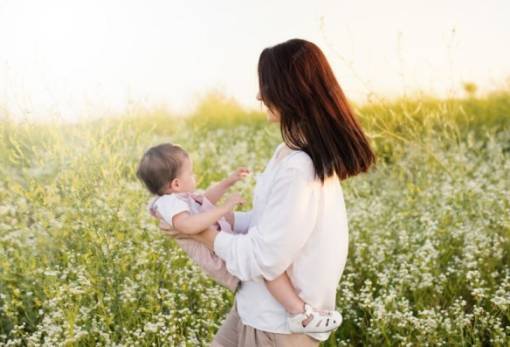 «Μαζί με τους γονείς»: Μια συνάντηση αφιερωμένη στη μητρότητα και τον πρώτο δεσμό αγάπης