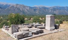 &Sigma;&tau;&eta; &sigma;&kappa;&iota;ά &tau;&omicron;&upsilon; &Alpha;&pi;ό&lambda;&lambda;&omega;&nu;&alpha; &tau;&omicron; &Alpha;&mu;&upsilon;&kappa;&lambda;&alpha;ί&omicron; &alpha;&phi;&eta;&gamma;&epsilon;ί&tau;&alpha;&iota; &tau;&eta;&nu; &iota;&sigma;&tau;&omicron;&rho;ί&alpha; &tau;&eta;&sigmaf; &Sigma;&pi;ά&rho;&tau;&eta;&sigmaf;