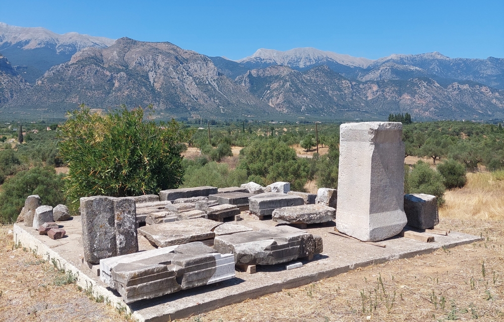 &Sigma;&tau;&eta; &sigma;&kappa;&iota;ά &tau;&omicron;&upsilon; &Alpha;&pi;ό&lambda;&lambda;&omega;&nu;&alpha; &tau;&omicron; &Alpha;&mu;&upsilon;&kappa;&lambda;&alpha;ί&omicron; &alpha;&phi;&eta;&gamma;&epsilon;ί&tau;&alpha;&iota; &tau;&eta;&nu; &iota;&sigma;&tau;&omicron;&rho;ί&alpha; &tau;&eta;&sigmaf; &Sigma;&pi;ά&rho;&tau;&eta;&sigmaf;