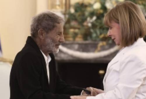 Παρασημοφόρηση του Μανιάτη Σταύρου Ξαρχάκου από την Πρόεδρο της Δημοκρατίας (ΦΩΤΟ)