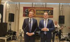 &Mu;&alpha;&sigmaf; &chi;&omega;&rho;ί&zeta;&epsilon;&iota; &omicron; &Tau;&alpha;ΰ&gamma;&epsilon;&tau;&omicron;&sigmaf;, &mu;&alpha;&sigmaf; &epsilon;&nu;ώ&nu;&epsilon;&iota; &eta; &sigma;&upsilon;&nu;&epsilon;&rho;&gamma;&alpha;&sigma;ί&alpha;