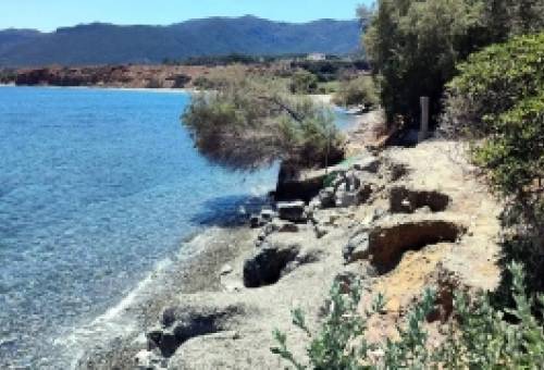 «Κυματοθραύστης» για τη σωτηρία των ακτών της Πελοποννήσου