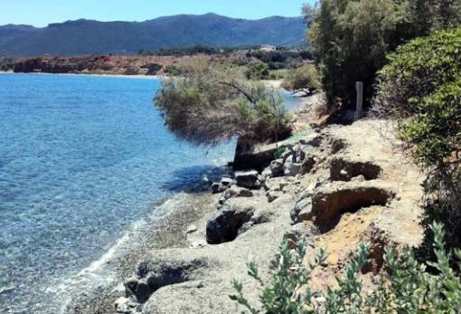 «Κυματοθραύστης» για τη σωτηρία των ακτών της Πελοποννήσου