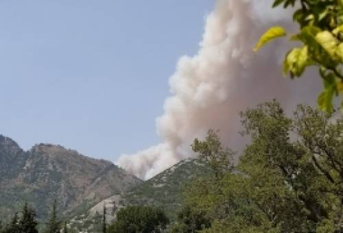 Φουντώνει το μέτωπο της πυρκαγιάς στη Μάνη