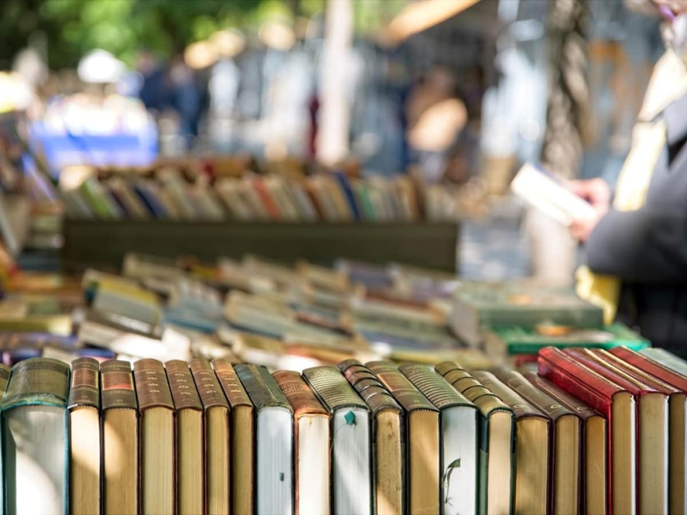 &Mu;&pi;&alpha;&zeta;ά&rho; &beta;&iota;&beta;&lambda;ί&omicron;&upsilon; &alpha;&pi;ό &tau;&eta; &laquo;&Sigma;&kappa;&eta;&nu;ή&raquo; &Sigma;&pi;ά&rho;&tau;&eta;&sigmaf;