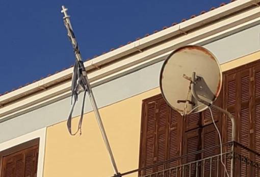 Του ΓΕΛ η σημαία δεν… «έχει χρώμα γαλανό»