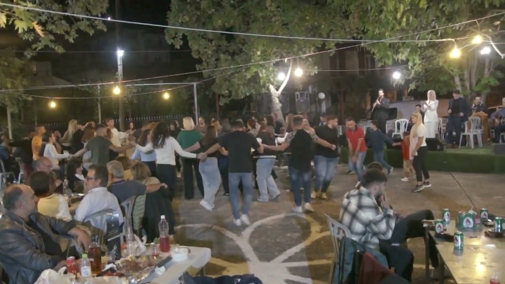&laquo;&Sigma;&epsilon;ί&epsilon;&tau;&alpha;&iota;&raquo; &kappa;&alpha;&iota; &phi;έ&tau;&omicron;&sigmaf; &eta; &Pi;&epsilon;&lambda;&lambda;ά&nu;&alpha; &mu;&epsilon; &Sigma;&kappa;&omicron;&upsilon;&lambda;&eta;&kappa;&omicron;&kappa;&rho;&alpha;&sigma;ά