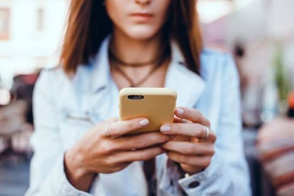 &Eta; &laquo;ά&lambda;&lambda;&eta;&raquo; &gamma;&upsilon;&nu;&alpha;ί&kappa;&alpha; &sigma;&tau;&omicron; Instagram: Ό&tau;&alpha;&nu; &omicron; έ&lambda;&epsilon;&gamma;&chi;&omicron;&sigmaf; &tau;&omicron;&upsilon; &pi;&rho;&omicron;&phi;ί&lambda; &tau;&eta;&sigmaf; &gamma;ί&nu;&epsilon;&tau;&alpha;&iota; &epsilon;&mu;&mu;&omicron;&nu;ή