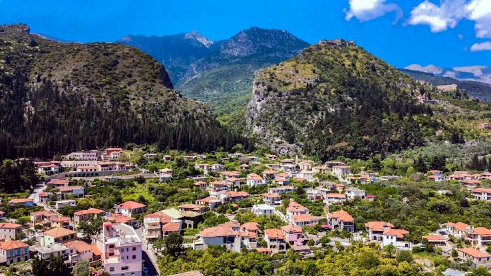 Έ&rho;&chi;&epsilon;&tau;&alpha;&iota; &nu;έ&alpha; &tau;&omicron;&upsilon;&rho;&iota;&sigma;&tau;&iota;&kappa;ή &epsilon;&pi;έ&nu;&delta;&upsilon;&sigma;&eta; &sigma;&tau;&omicron;&nu; &Mu;&upsilon;&sigma;&tau;&rho;ά;