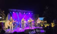 Retro Music Bar: &Epsilon;&kappa;&epsilon;ί ό&pi;&omicron;&upsilon; &eta; &rho;&omicron;&kappa; &gamma;ί&nu;&epsilon;&tau;&alpha;&iota; &pi;&omicron;&lambda;&iota;&tau;&iota;&sigma;&mu;ό&sigmaf;