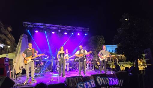 Retro Music Bar: &Epsilon;&kappa;&epsilon;ί ό&pi;&omicron;&upsilon; &eta; &rho;&omicron;&kappa; &gamma;ί&nu;&epsilon;&tau;&alpha;&iota; &pi;&omicron;&lambda;&iota;&tau;&iota;&sigma;&mu;ό&sigmaf;