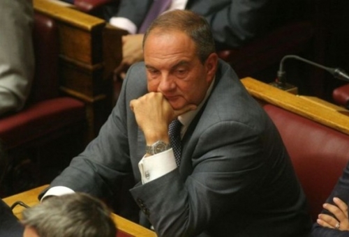 Σε στενό κλοιό ο Καραμανλής από... σαμαρικούς