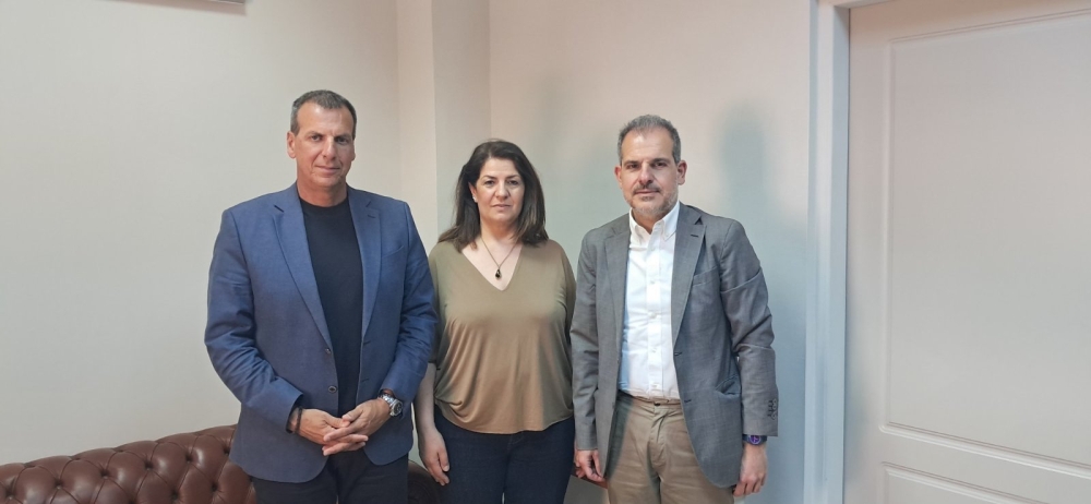 &Beta;&alpha;&kappa;&alpha;&lambda;ό&pi;&omicron;&upsilon;&lambda;&omicron;&sigmaf; &ndash; &Tau;&rho;&omicron;&upsilon;&pi;ή &sigma;&tau;&omicron; ί&delta;&iota;&omicron; &tau;&rho;&alpha;&pi;έ&zeta;&iota;: &Pi;&rho;&omicron;&sigma;&lambda;ή&psi;&epsilon;&iota;&sigmaf; &gamma;&iota;&alpha;&tau;&rho;ώ&nu; &kappa;&alpha;&iota; &nu;έ&omicron; &Nu;&omicron;&sigma;&omicron;&kappa;&omicron;&mu;&epsilon;ί&omicron; &sigma;&tau;&omicron; &epsilon;&pi;ί&kappa;&epsilon;&nu;&tau;&rho;&omicron;