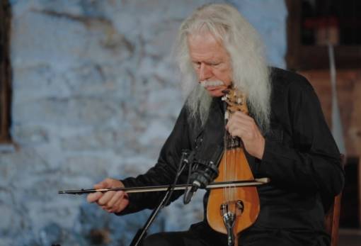 Ross Daly: «Το ένα όργανο μόνο του σε διάλογο με τη σιωπή έχει μια εσωτερικότητα μοναδική»