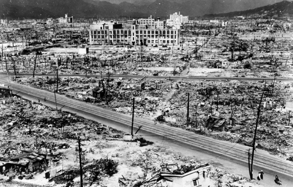 &Eta; &pi;&alpha;&nu;&alpha;&nu;&theta;&rho;ώ&pi;&iota;&nu;&eta; &tau;&rho;&alpha;&gamma;&omega;&delta;ί&alpha;: 6 &Alpha;&upsilon;&gamma;&omicron;ύ&sigma;&tau;&omicron;&upsilon; 1945 &eta; &Chi;&iota;&rho;&omicron;&sigma;ί&mu;&alpha; &delta;έ&chi;&epsilon;&tau;&alpha;&iota; &pi;&lambda;ή&gamma;&mu;&alpha; &alpha;&pi;ό &alpha;&tau;&omicron;&mu;&iota;&kappa;ή &beta;ό&mu;&beta;&alpha;