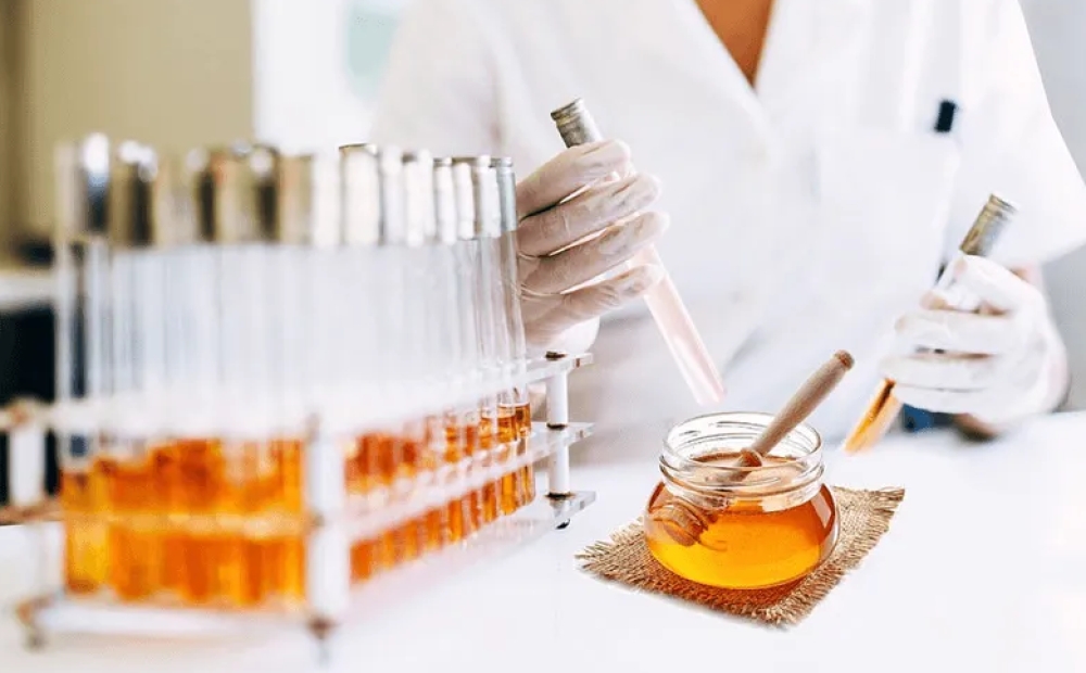 &Lambda;ά&kappa;&omega;&nu;&epsilon;&sigmaf; &mu;&alpha;&theta;&eta;&tau;έ&sigmaf; &beta;ά&zeta;&omicron;&upsilon;&nu; &tau;&omicron; &mu;έ&lambda;&iota; &sigma;&tau;&omicron; &mu;&iota;&kappa;&rho;&omicron;&sigma;&kappa;ό&pi;&iota;&omicron;