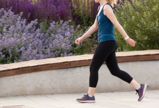 Πώς επηρεάζει τον ύπνο μας το περπάτημα - Τι αποκαλύπτει νέα έρευνα