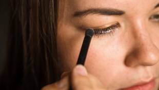 &Tau;&omicron; &mu;&upsilon;&sigma;&tau;&iota;&kappa;ό &tau;&omicron;&upsilon; eyeliner  &gamma;&iota;&alpha; &alpha;&nu;&omicron;&rho;&theta;&omega;&mu;έ&nu;&omicron; &beta;&lambda;έ&mu;&mu;&alpha;