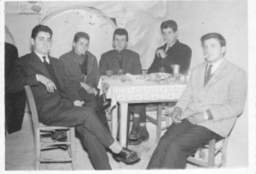 Μια παρέα στου Τσούση. Καλώς ήρθε το δολάριο!