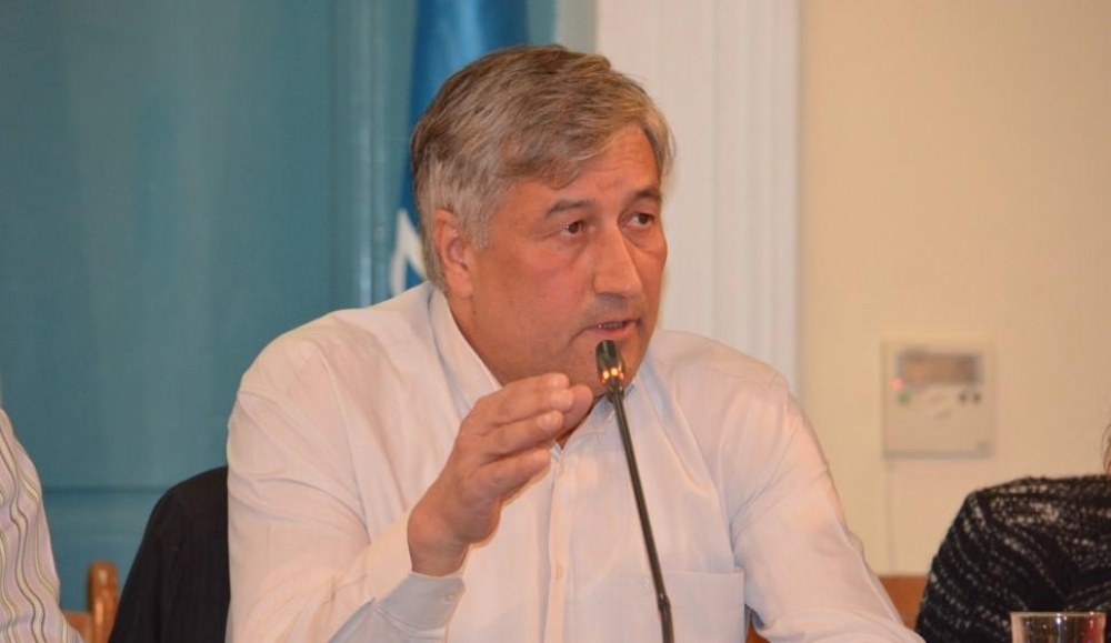 &Beta;. &Beta;&alpha;&lambda;&iota;ώ&tau;&eta;&sigmaf;: &laquo;&Pi;&alpha;&rho;&alpha;&mu;&epsilon;&rho;ί&sigma;&tau;&epsilon; &tau;&iota;&sigmaf; &phi;&omega;&tau;&omicron;&gamma;&rho;&alpha;&phi;ί&sigma;&epsilon;&iota;&sigmaf; &kappa;&alpha;&iota; &epsilon;&sigma;&tau;&iota;ά&sigma;&tau;&epsilon; &sigma;&tau;&eta;&nu; &kappa;&alpha;&theta;&eta;&mu;&epsilon;&rho;&iota;&nu;ό&tau;&eta;&tau;&alpha; &tau;&omega;&nu; &delta;&eta;&mu;&omicron;&tau;ώ&nu;&raquo;