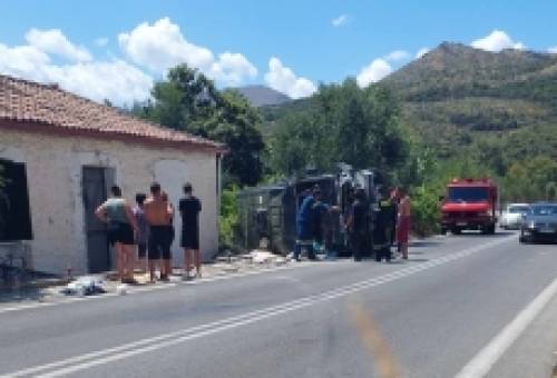 Ατύχημα με ανατροπή οχήματος στην ΕπΟ Γυθείου-Αρεόπολης (ΦΩΤΟ)
