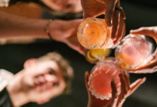 Σύλληψη και πρόστιμο για διάθεση αλκοόλ σε ανήλικους στους Μολάους