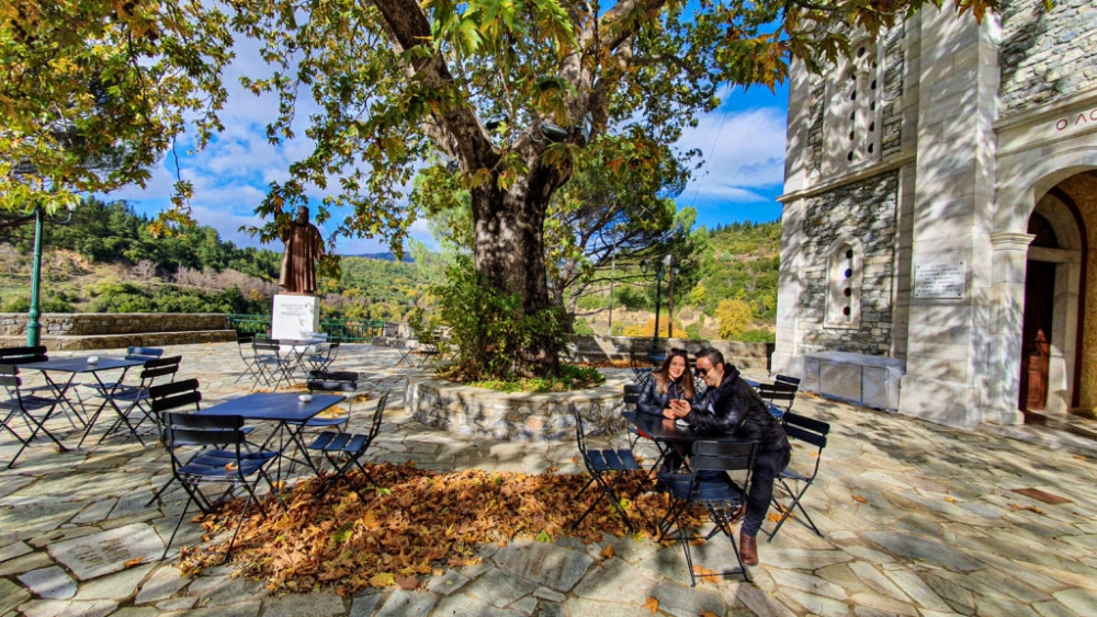 &laquo;We love to travel&raquo;... &sigma;&tau;&alpha; &chi;&omega;&rho;&iota;ά &tau;&omicron;&upsilon; &Pi;ά&rho;&nu;&omega;&nu;&alpha; (&Phi;&Omega;&Tau;&Omicron;)